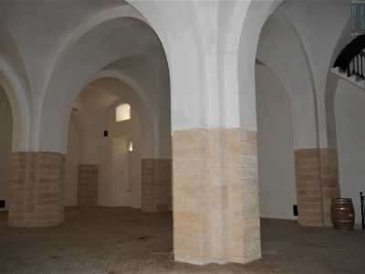 L�interno si articola su tre campate in cui si susseguono archi a botte. Gli ambienti sono molto ampi e le volte alte